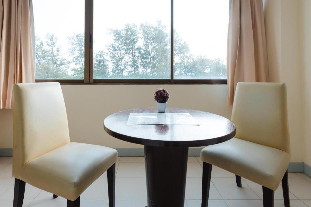 Nice Beach Hotel Rayong Bagian luar foto