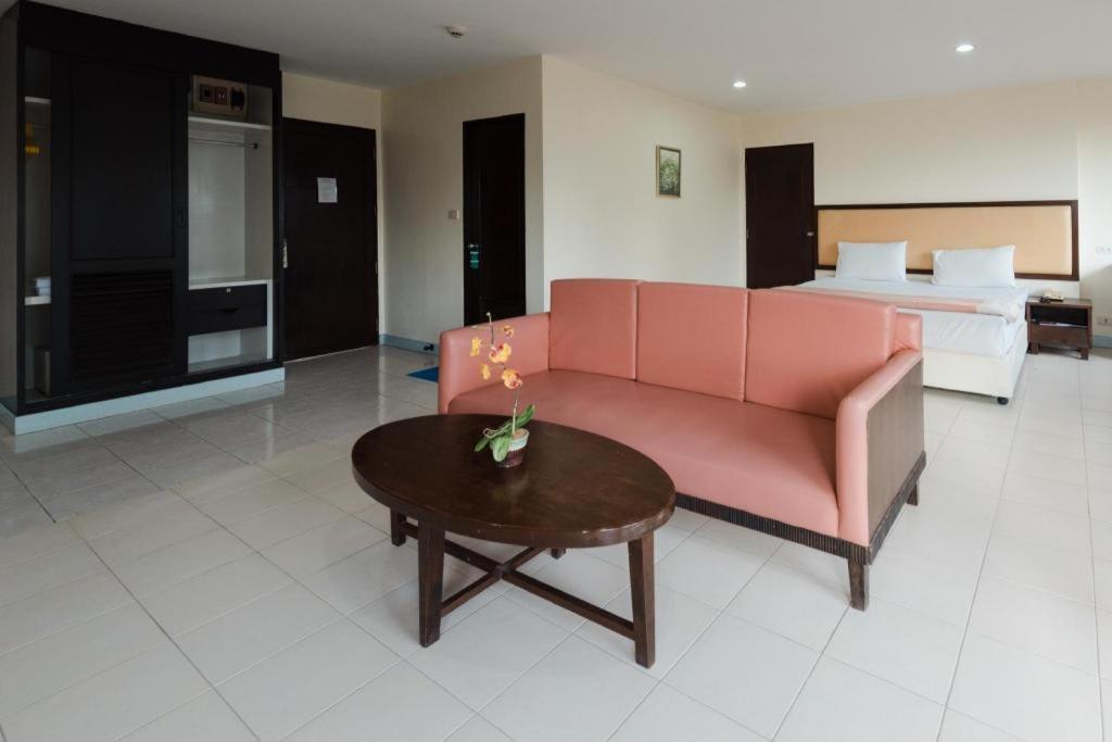 Nice Beach Hotel Rayong Bagian luar foto