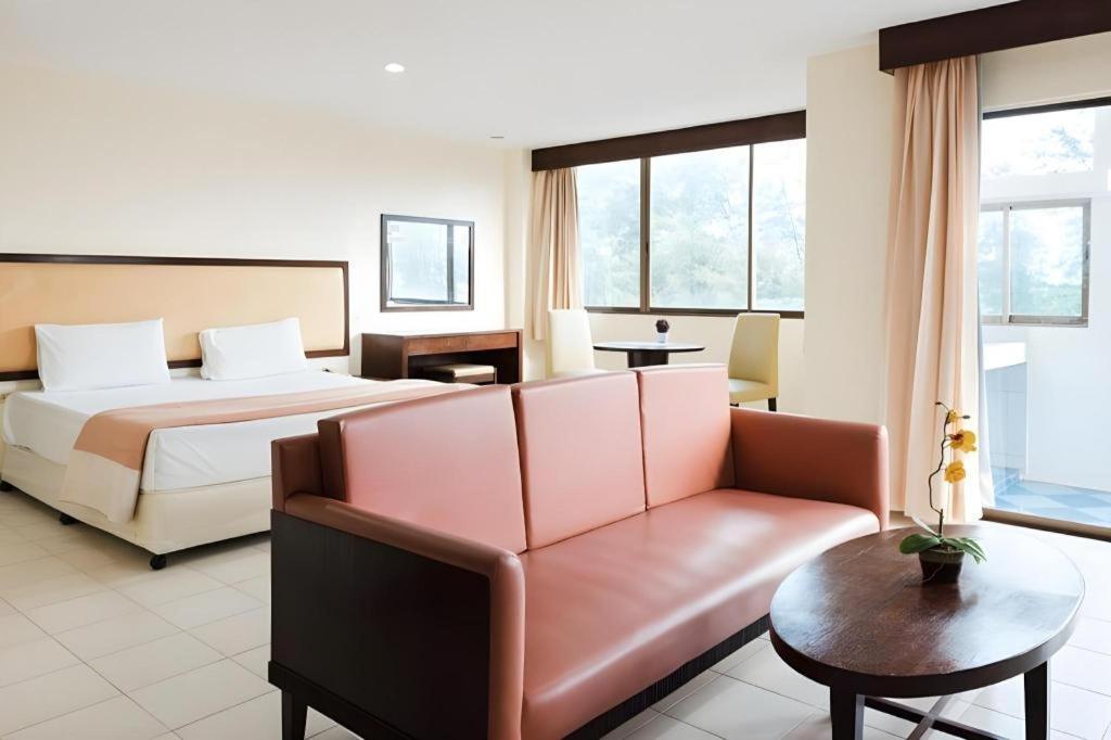 Nice Beach Hotel Rayong Bagian luar foto