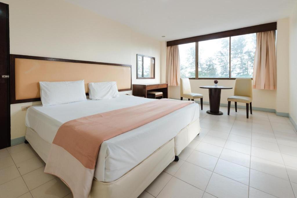 Nice Beach Hotel Rayong Bagian luar foto